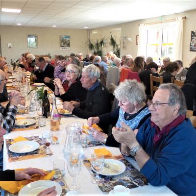 Repas au puits fleurie au  Beaumettes