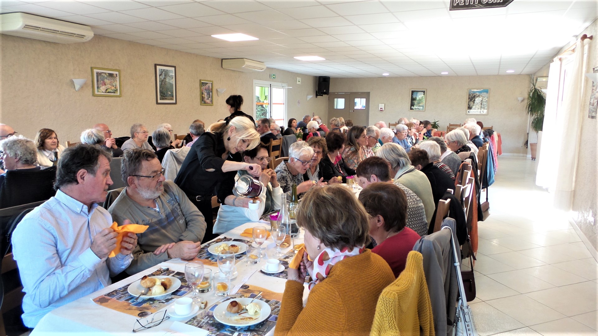Repas au puits fleurie au  Beaumettes