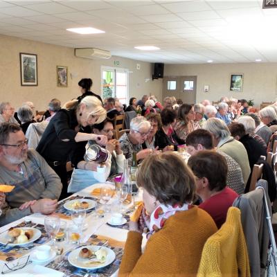 Repas au puits fleurie au  Beaumettes