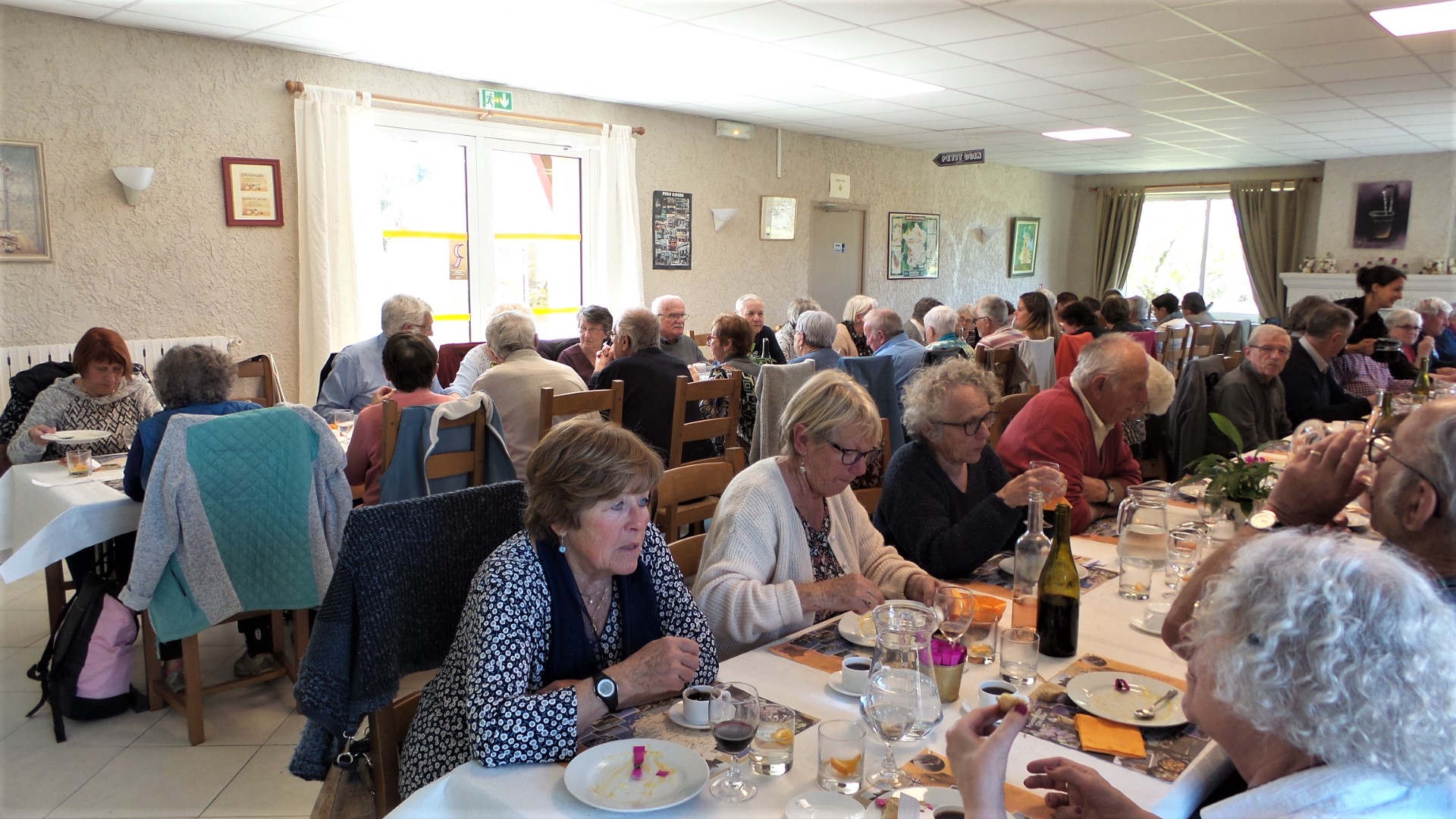 Repas au puits fleurie au  Beaumettes