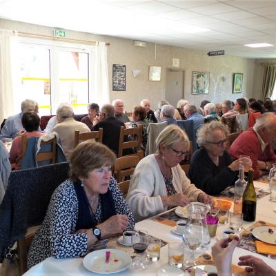 Repas au puits fleurie au  Beaumettes