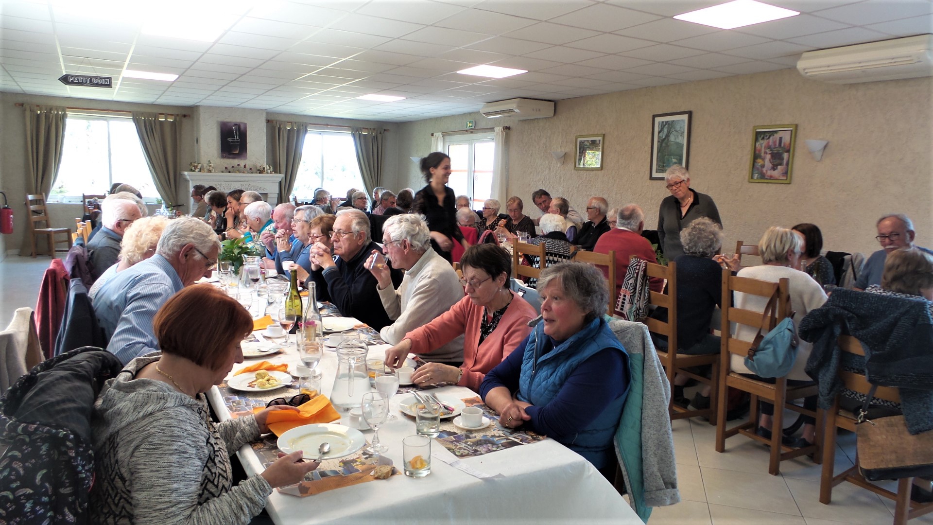 Repas au puits fleurie au  Beaumettes