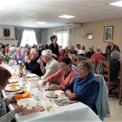 Repas au puits fleurie au  Beaumettes
