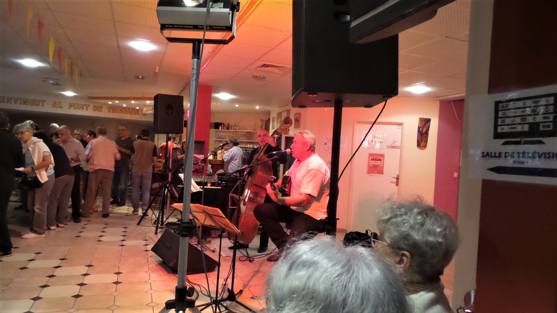 Soirée chants par un groupe local 