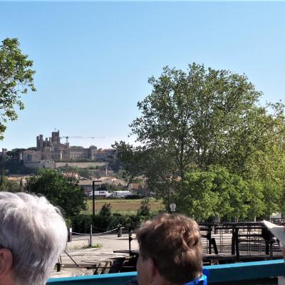 La cathédrale de Béziers vue du canal du midi 
