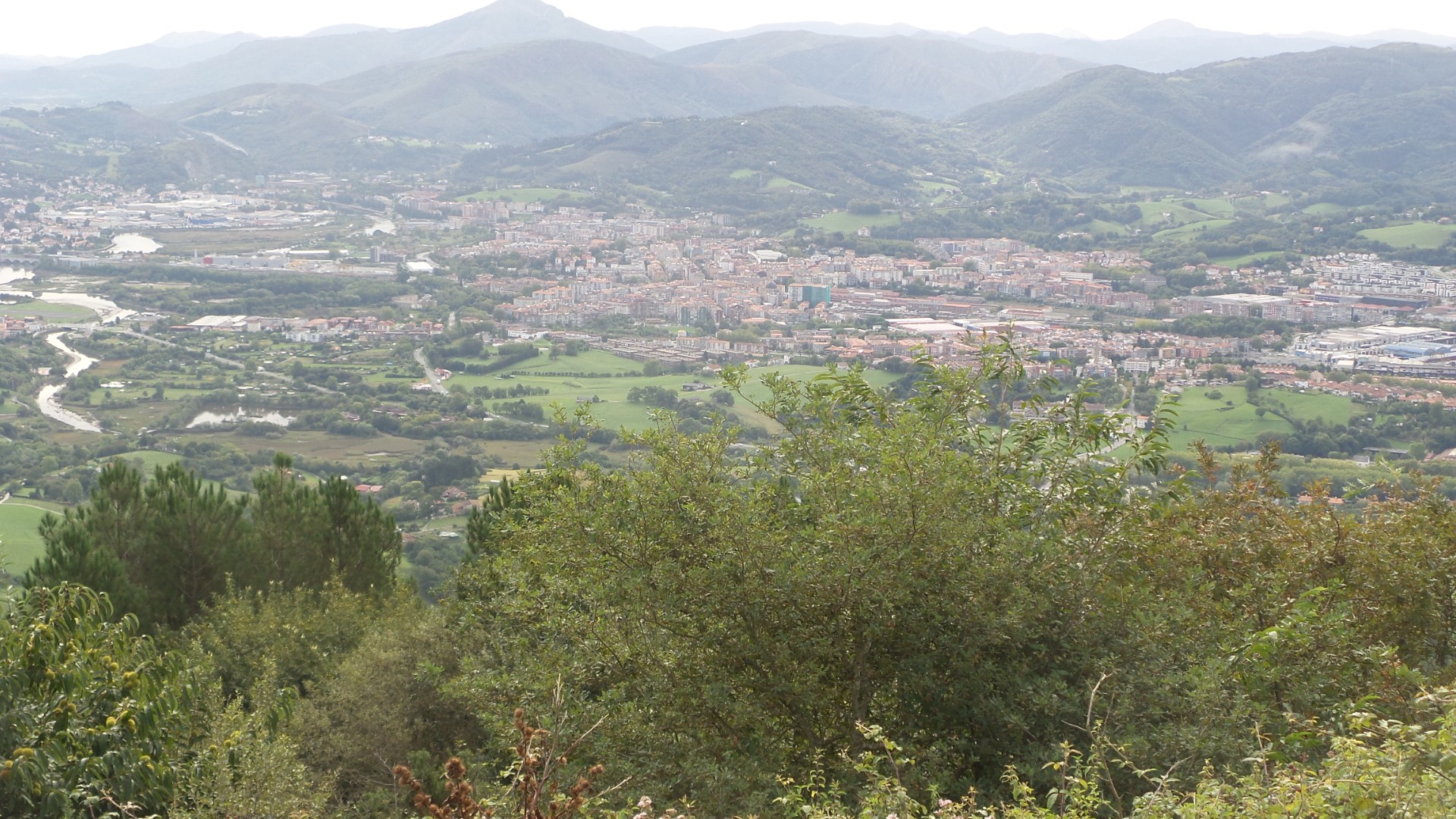 Vue depuis le col de Jaizkbel la ville de Hondarribia