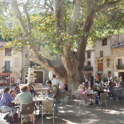 Place centrale à St Guilhem