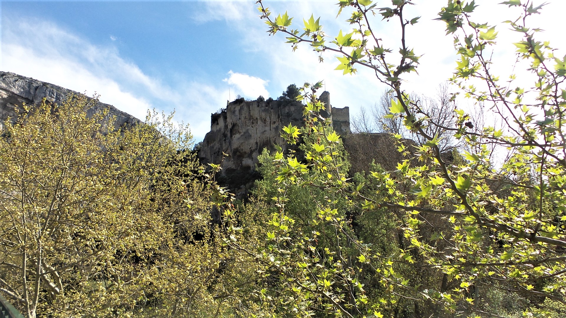 Fontaine du vaucluse ( chateau des évéques de cavaillon) construit au 12 siécle