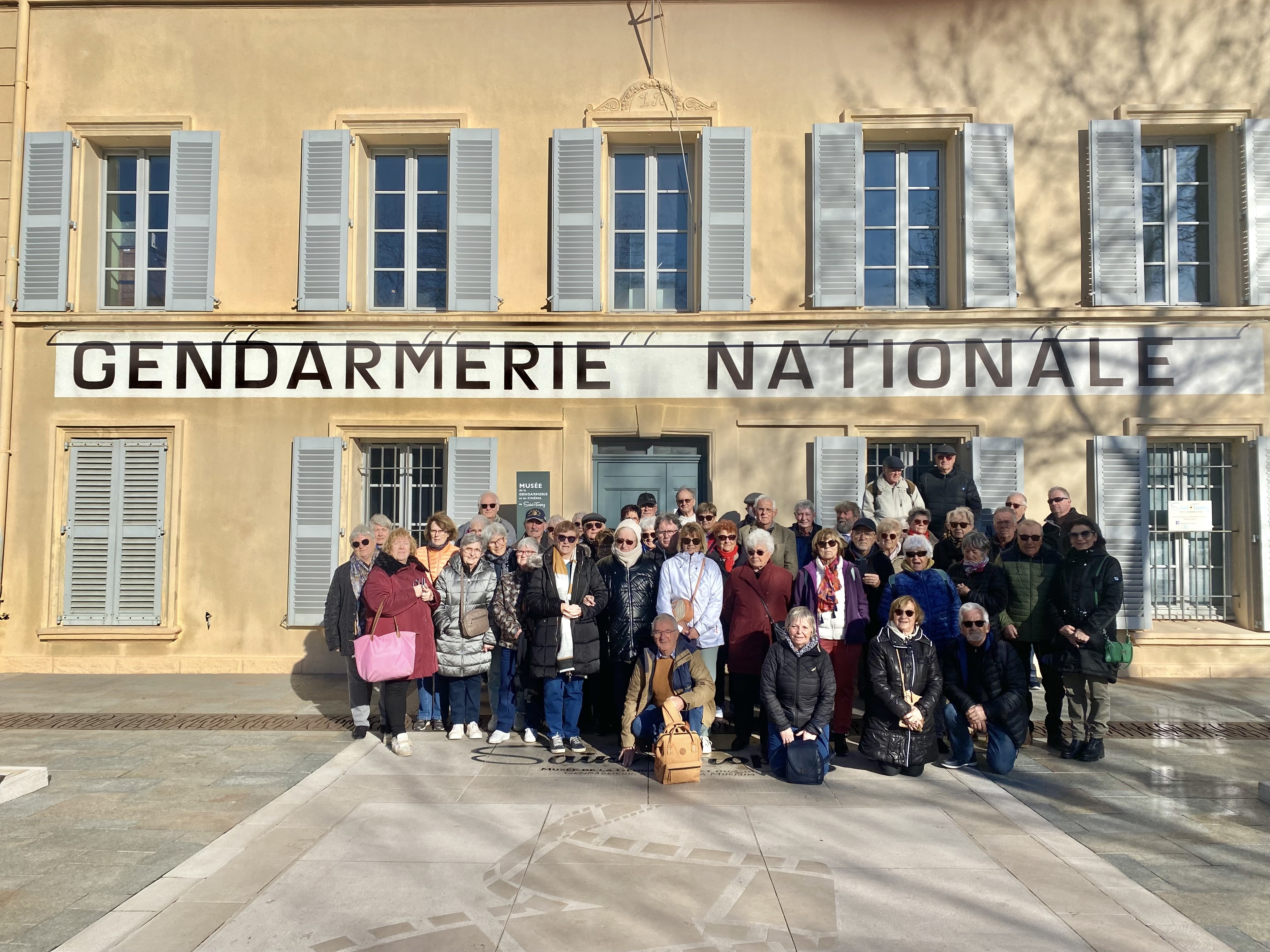 Le groupe devant la gendarmerie de St Tropez